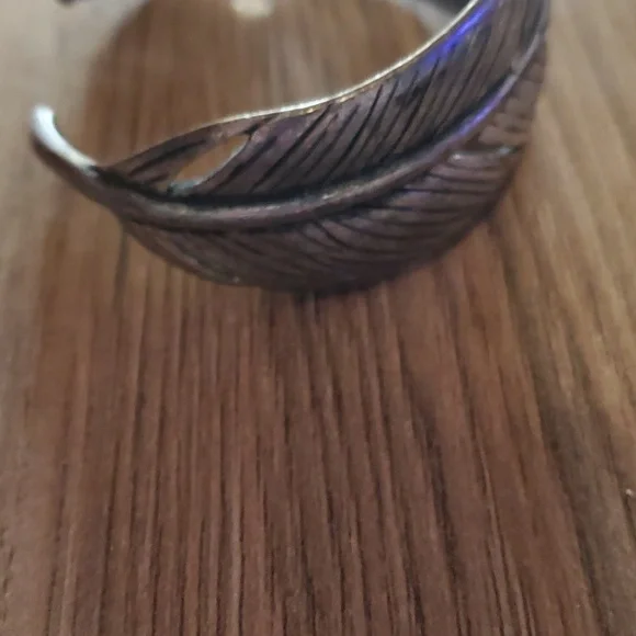 Feather detail solid bracelet cuff - Picture 4 of 4
